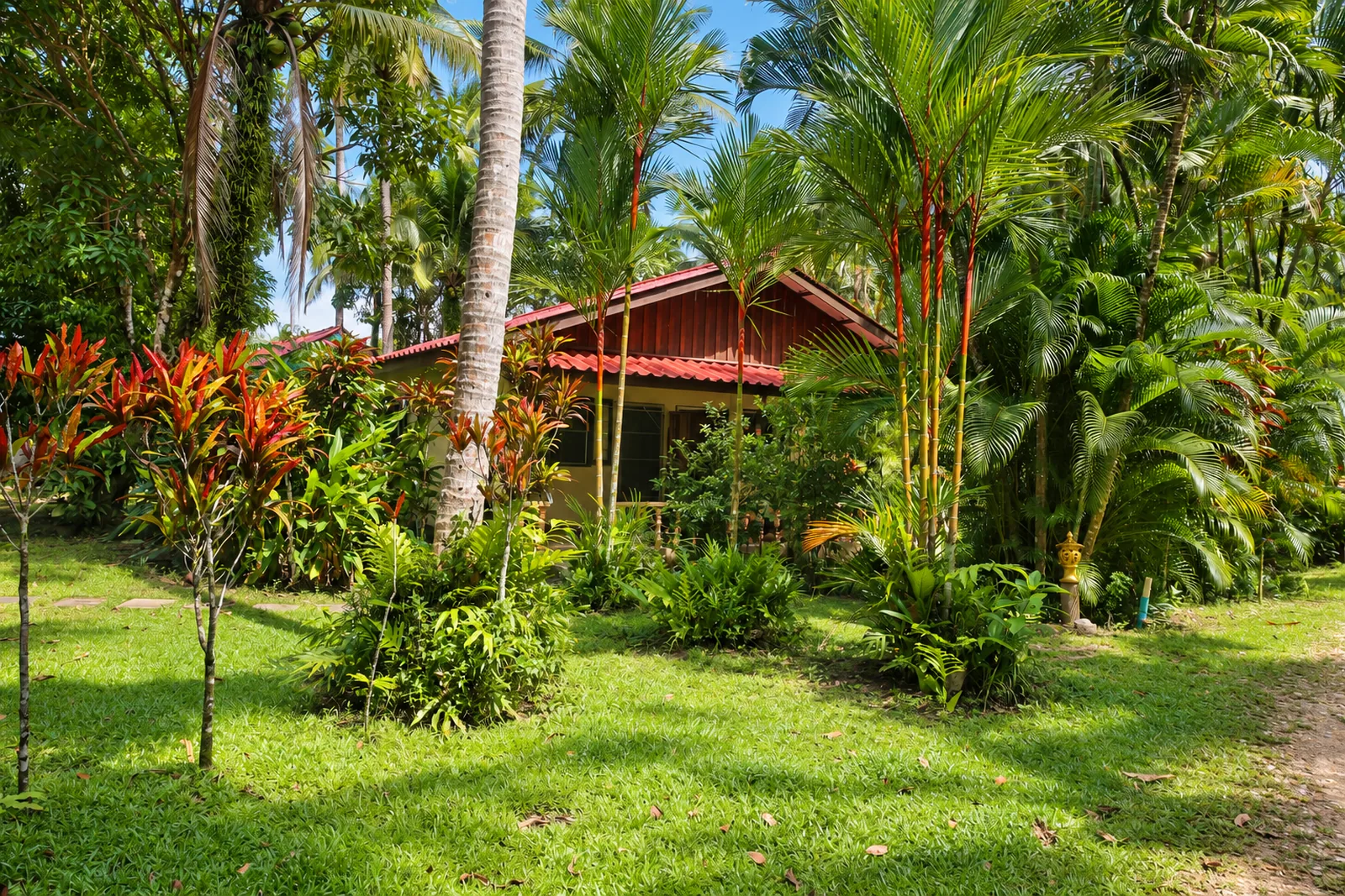 Der tropische Garten der Lake View Bungalows
