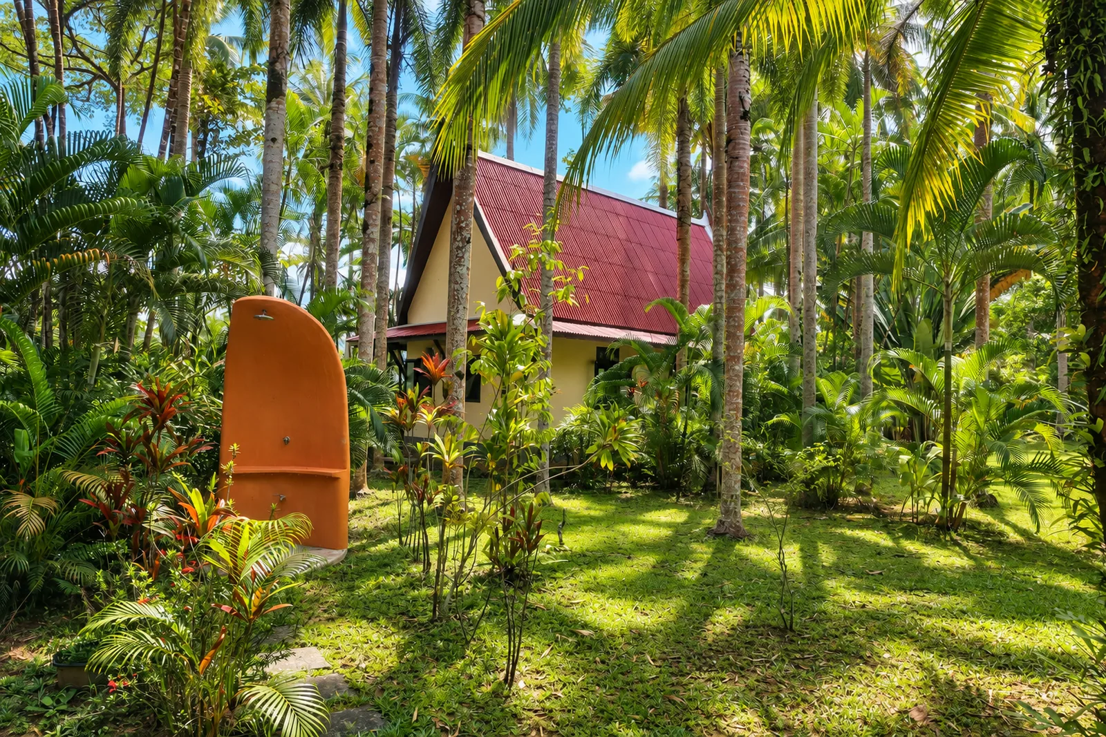 Der tropische Garten der Lake View Bungalows